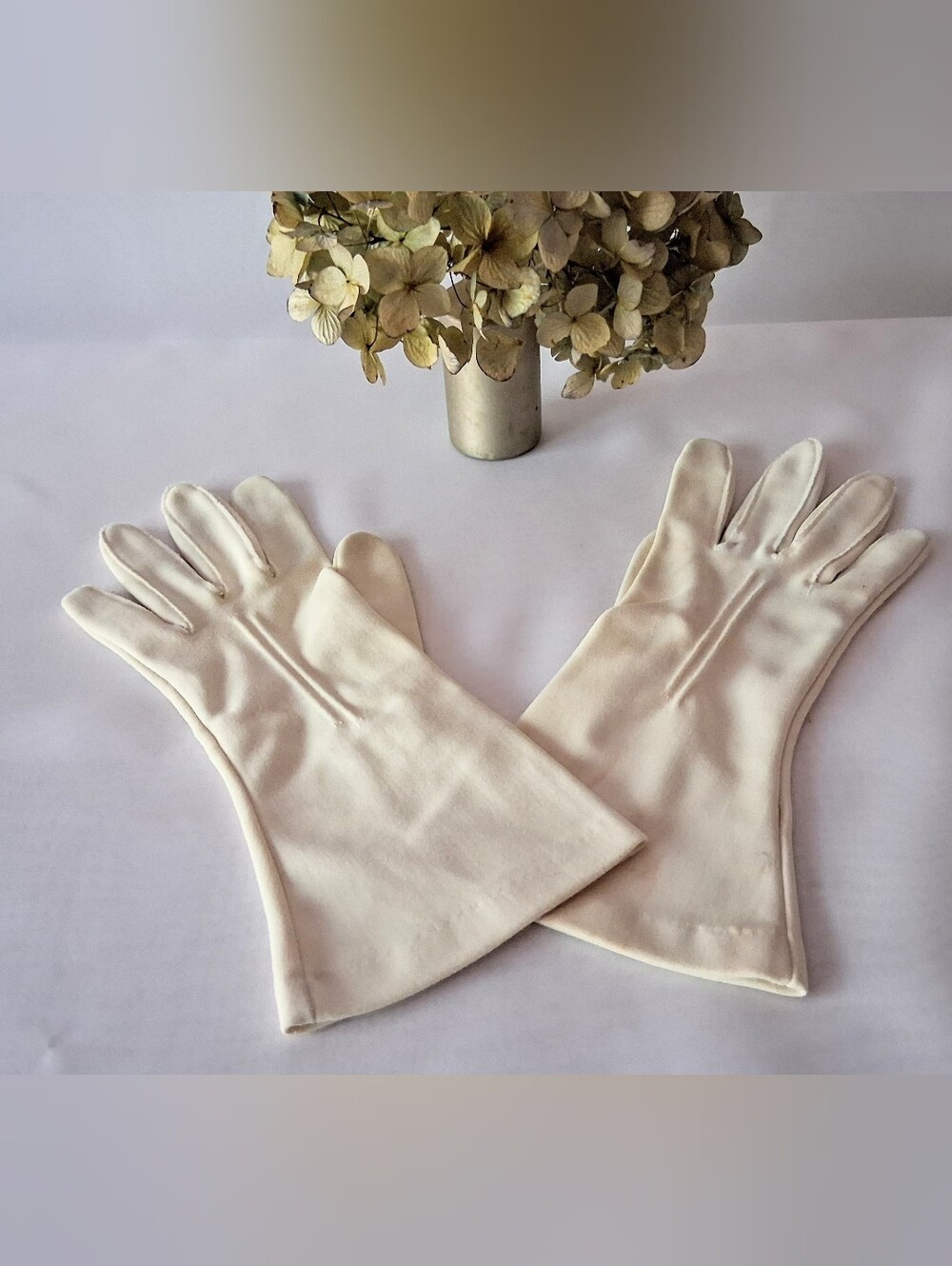 60s Pair of Ladies - Above Wrist Daytime Gloves Off White - Size 6 S